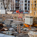 Letzter Teil der Baugrube wurde ausgehoben, Betonpfähle freigelegt.