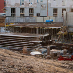 Decke der Tiefgarage. Vorn Betonelemente für die nächsten Rohbauschritte.