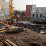 Blick vom Spielplatz nebenan. Baugrube und Rohbau Haus 2/3/4. Bodenplatte Haus 5.