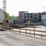 Baugrube: Decke der Tiefgarage wächst, vorn rechts Bodenplatte Erdgeschoss Haus 1.